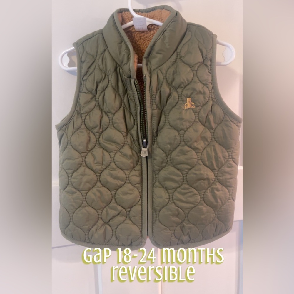 Gap reversible puffer vest